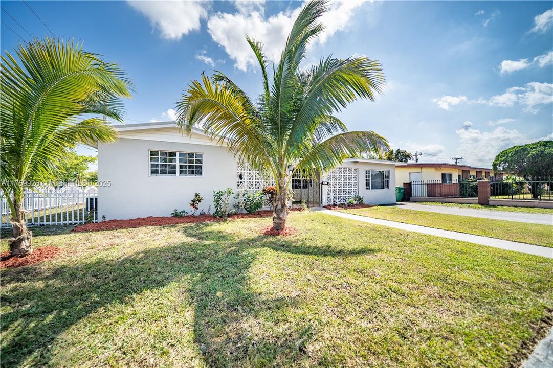 Recently Sold: $550,000 (4 beds, 3 baths, 1619 Square Feet)