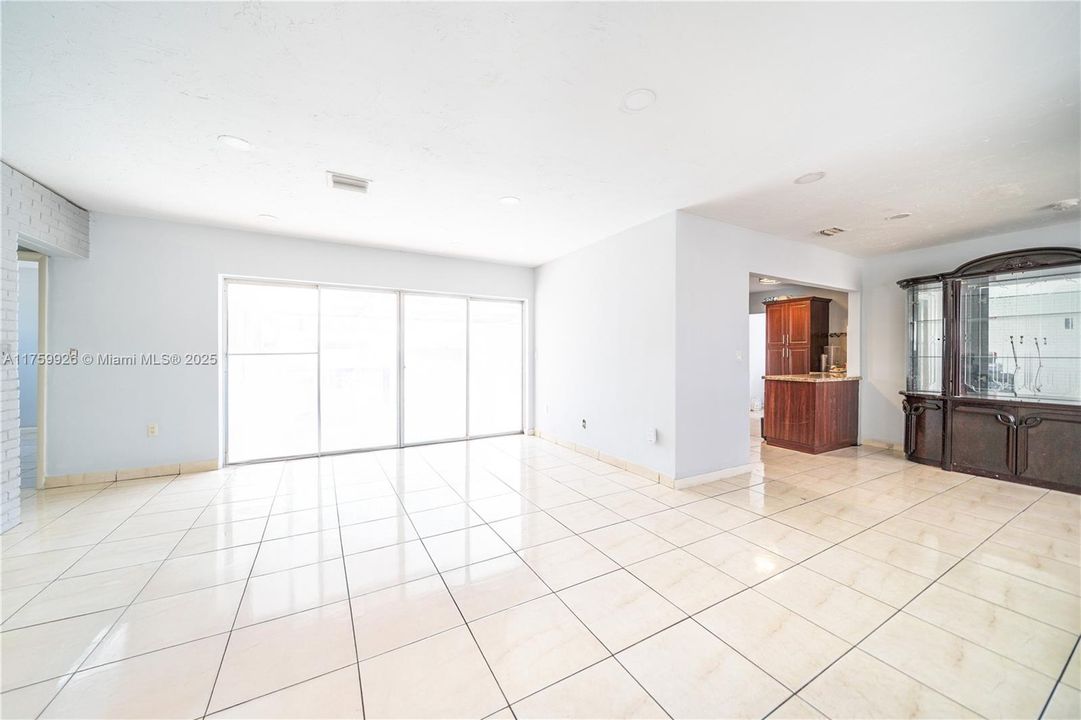 Recently Sold: $550,000 (4 beds, 3 baths, 1619 Square Feet)