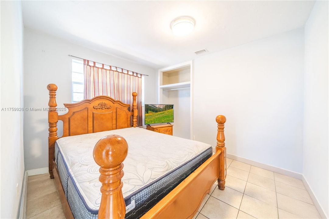 Recently Sold: $550,000 (4 beds, 3 baths, 1619 Square Feet)