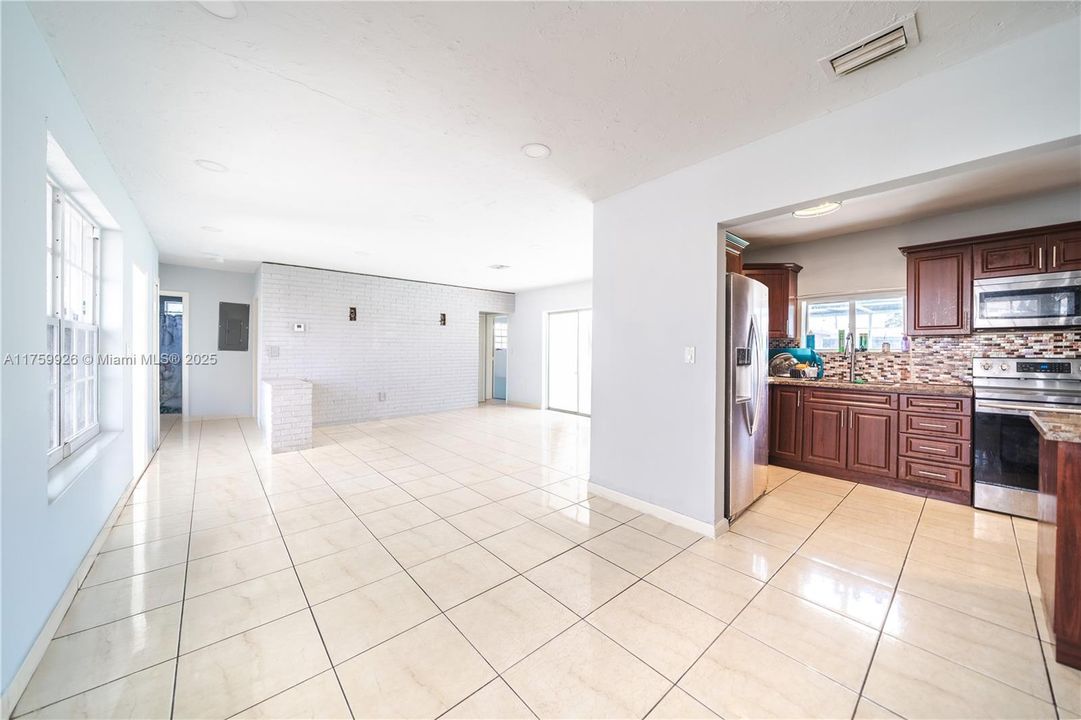 Recently Sold: $550,000 (4 beds, 3 baths, 1619 Square Feet)