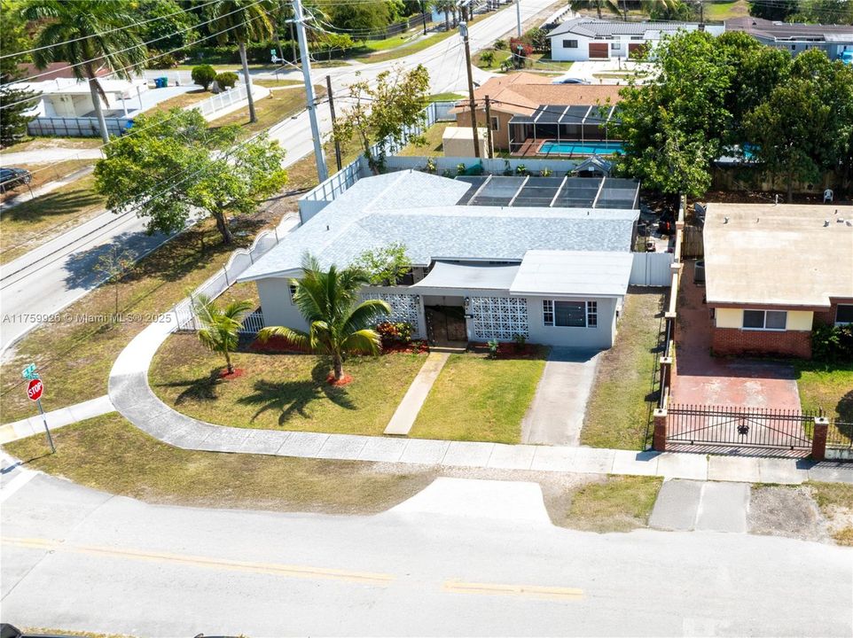 Recently Sold: $550,000 (4 beds, 3 baths, 1619 Square Feet)