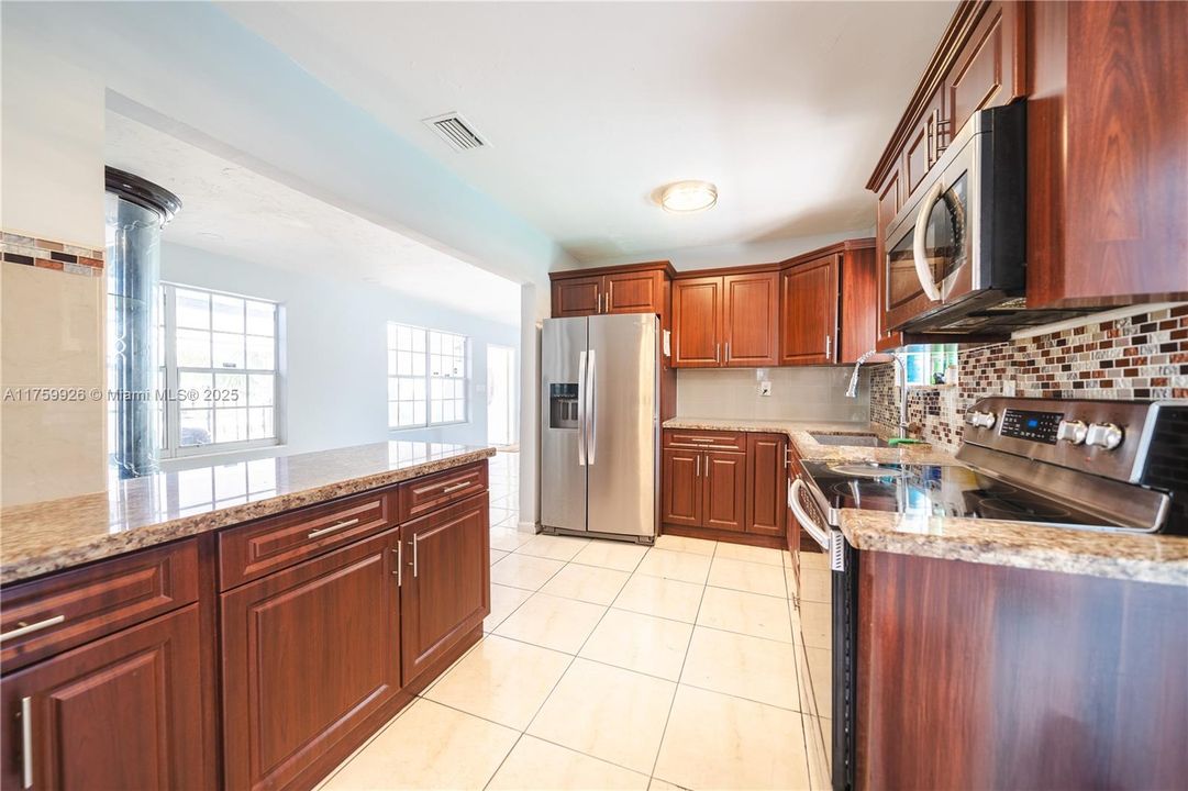 Recently Sold: $550,000 (4 beds, 3 baths, 1619 Square Feet)