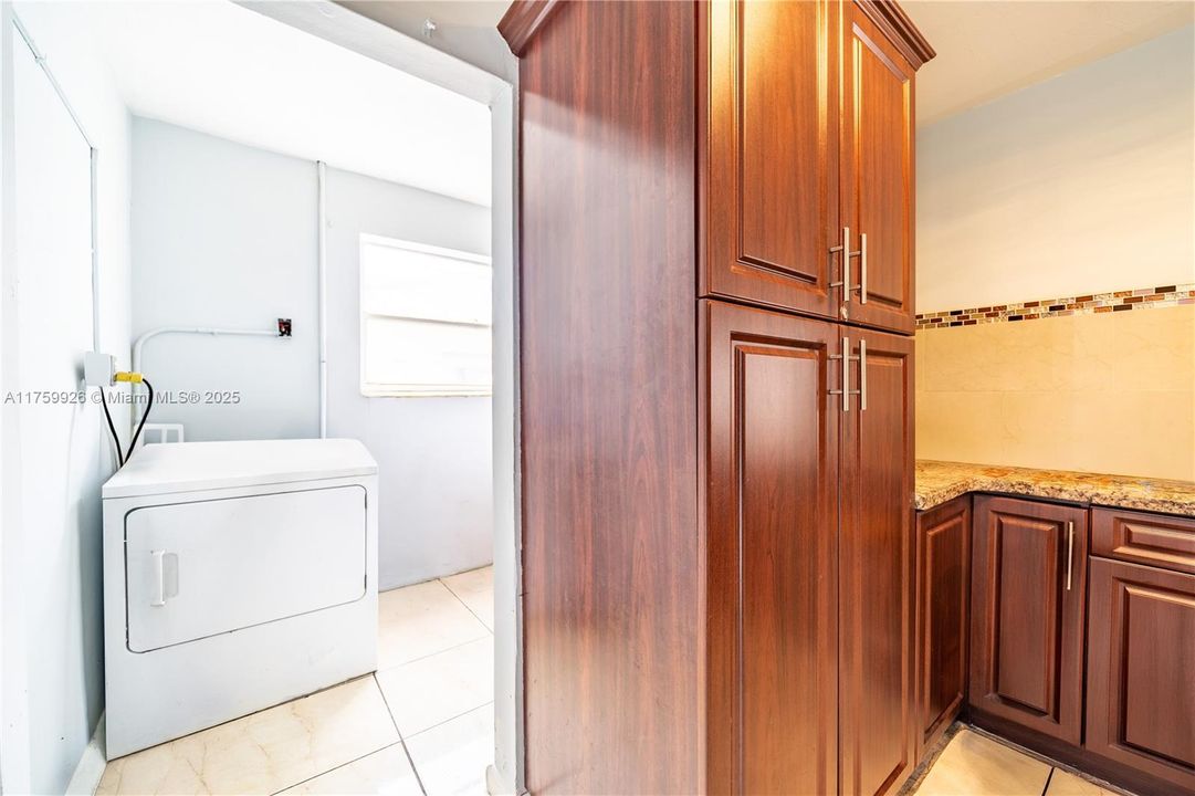 Recently Sold: $550,000 (4 beds, 3 baths, 1619 Square Feet)