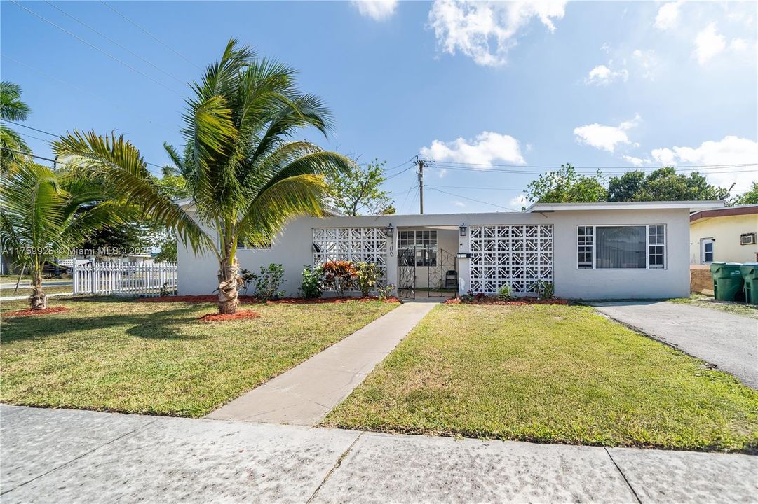 Recently Sold: $550,000 (4 beds, 3 baths, 1619 Square Feet)