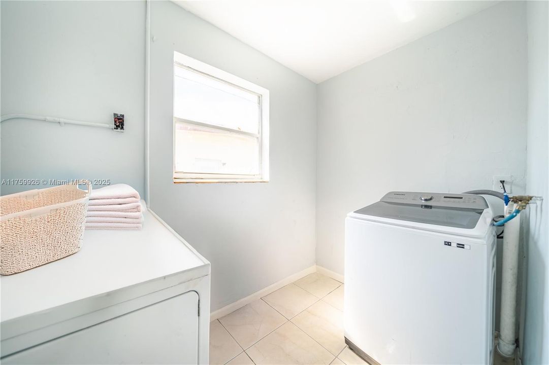 Recently Sold: $550,000 (4 beds, 3 baths, 1619 Square Feet)