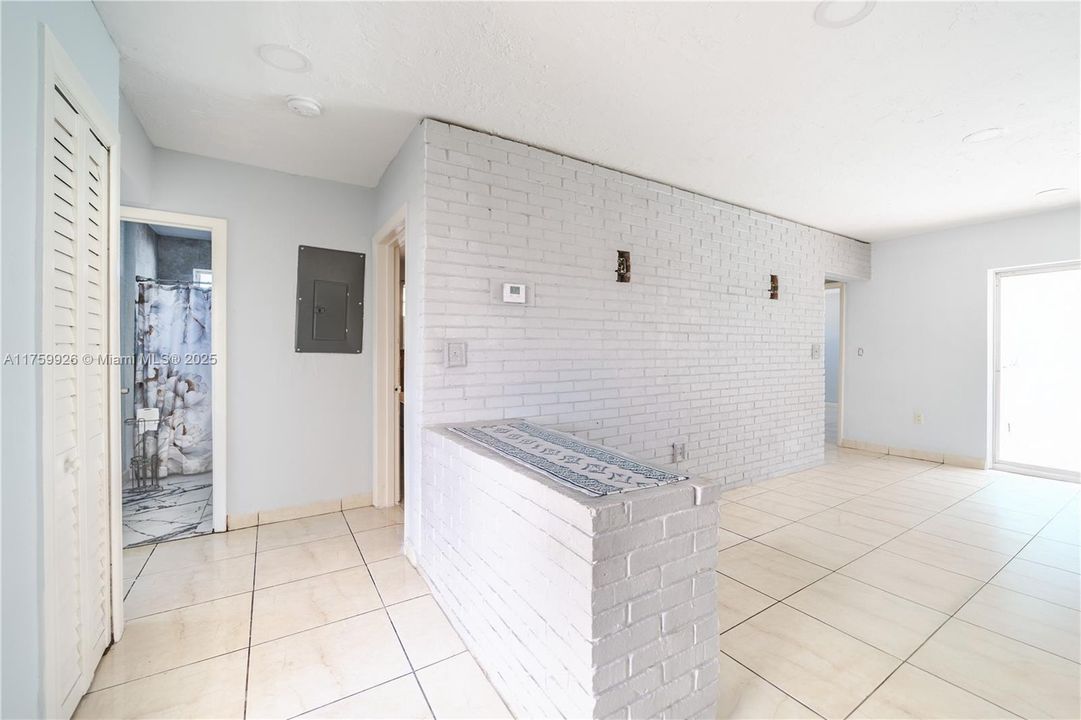 Recently Sold: $550,000 (4 beds, 3 baths, 1619 Square Feet)