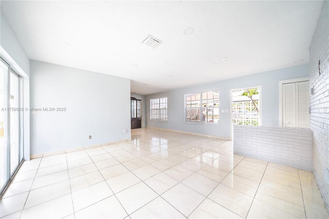 Recently Sold: $550,000 (4 beds, 3 baths, 1619 Square Feet)