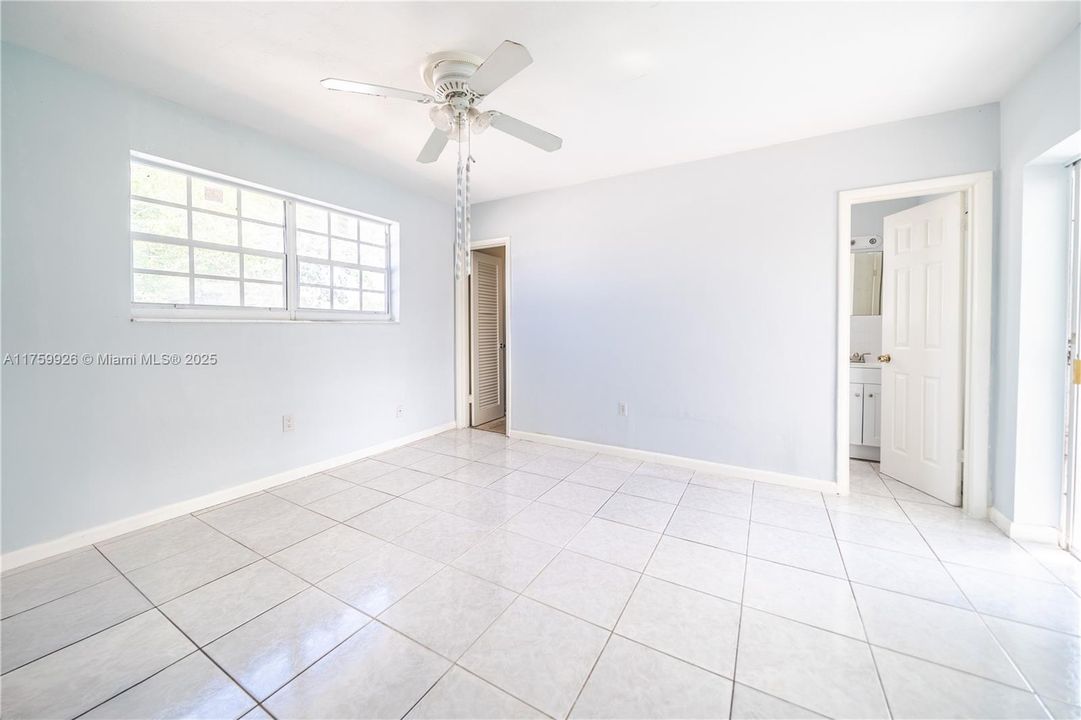 Recently Sold: $550,000 (4 beds, 3 baths, 1619 Square Feet)