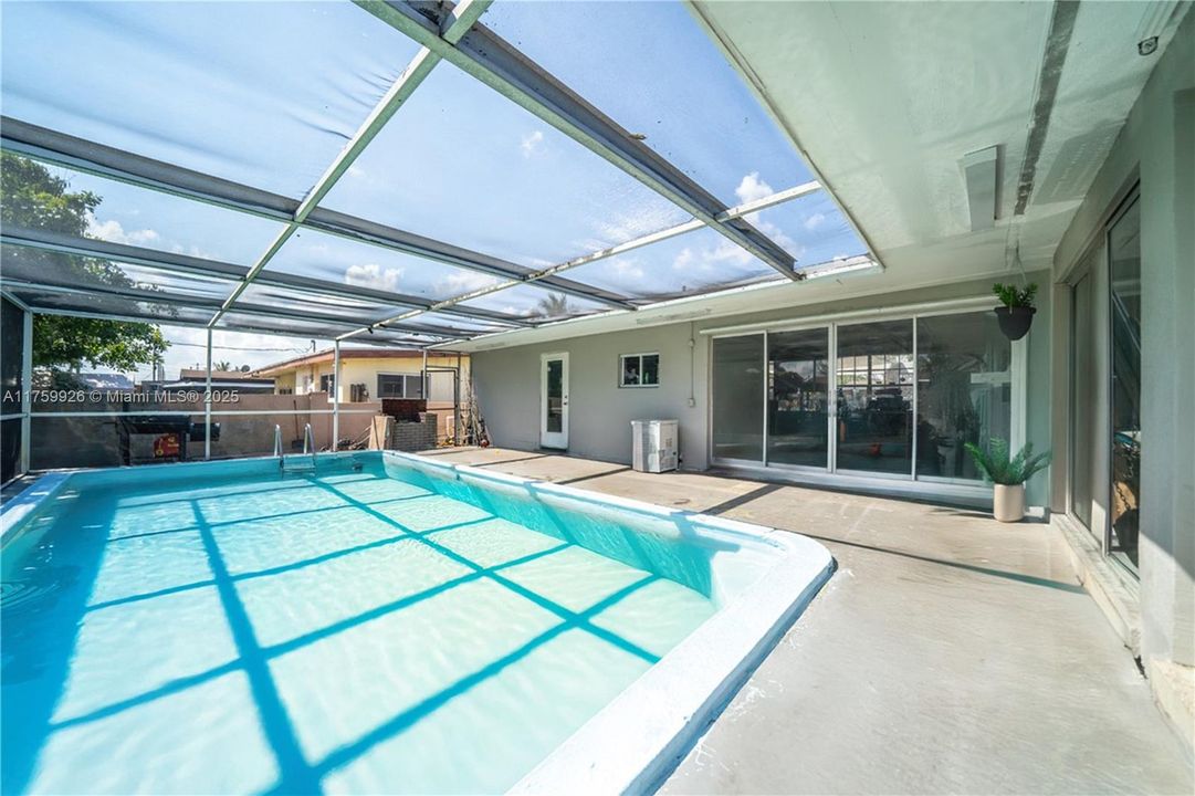 Recently Sold: $550,000 (4 beds, 3 baths, 1619 Square Feet)