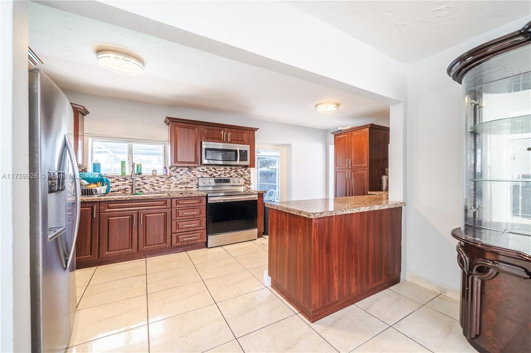 Recently Sold: $550,000 (4 beds, 3 baths, 1619 Square Feet)