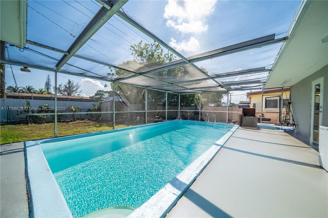 Recently Sold: $550,000 (4 beds, 3 baths, 1619 Square Feet)