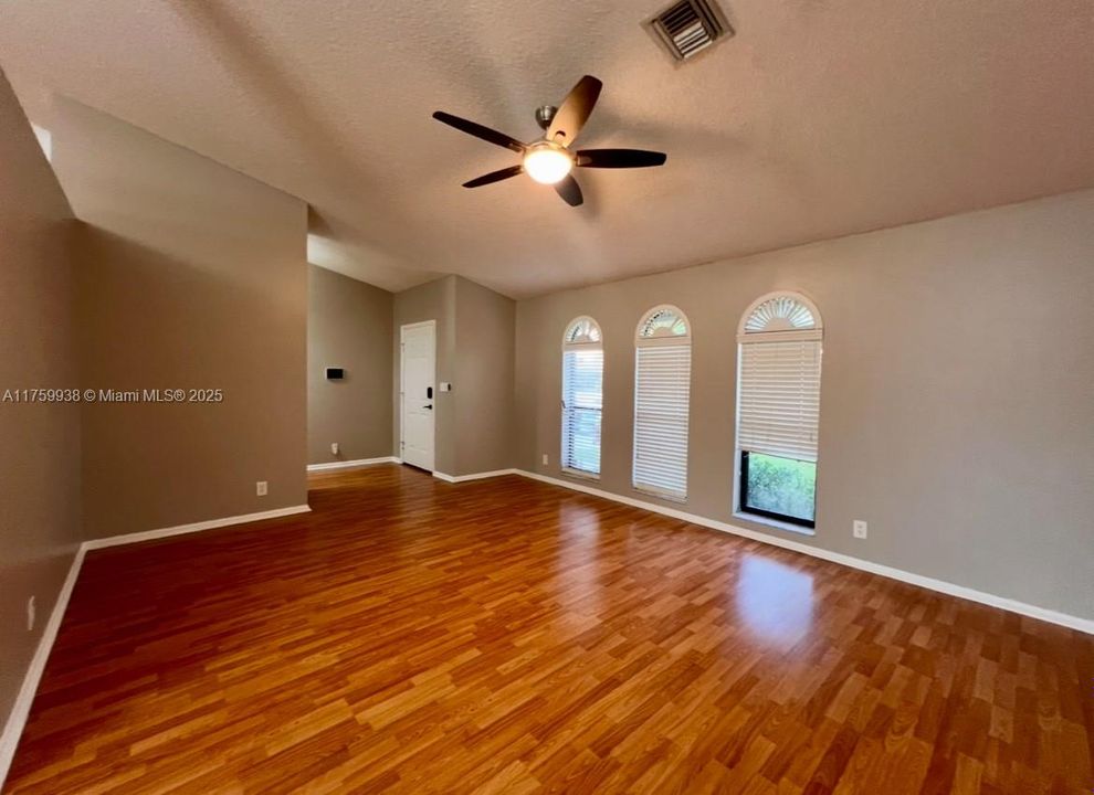 Недавно арендовано: $5,000 (4 спален, 2 ванн, 2215 Квадратных фут)