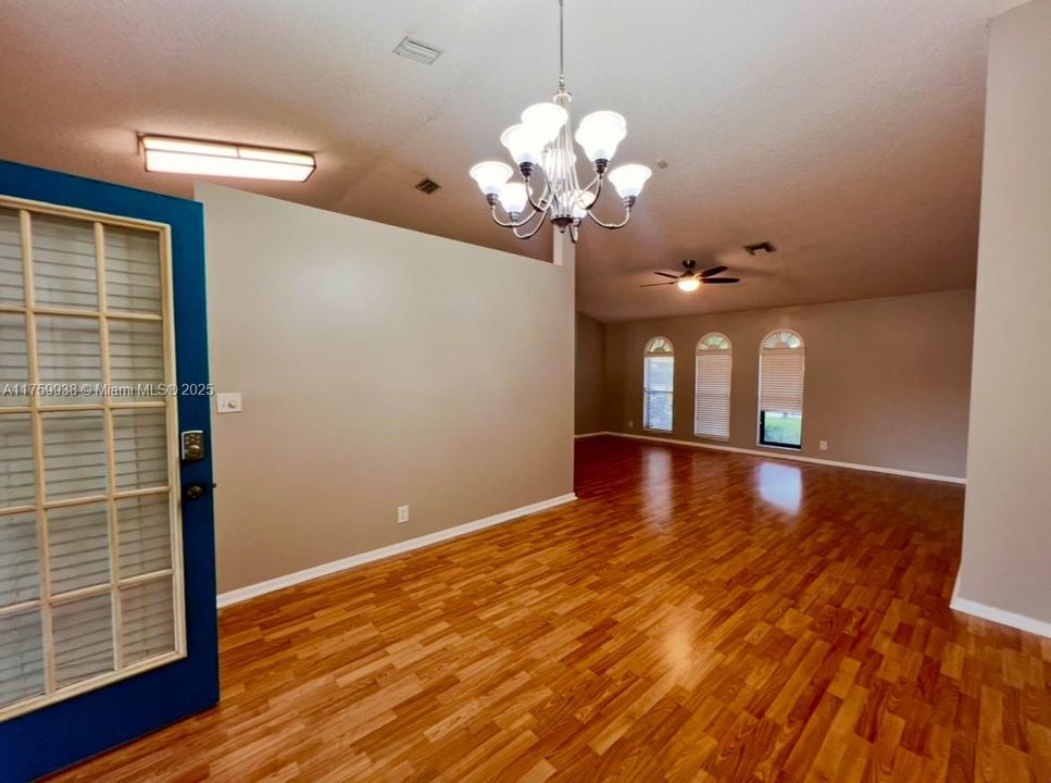 Недавно арендовано: $5,000 (4 спален, 2 ванн, 2215 Квадратных фут)