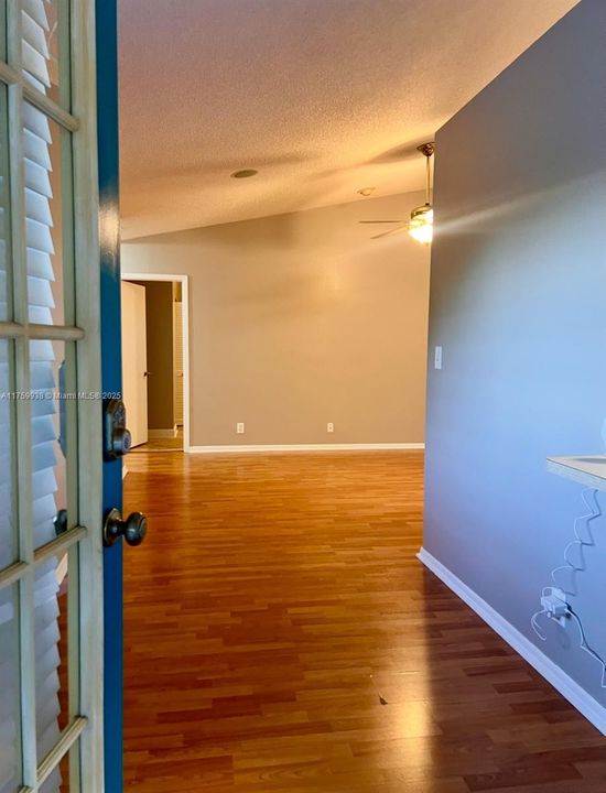 Недавно арендовано: $5,000 (4 спален, 2 ванн, 2215 Квадратных фут)