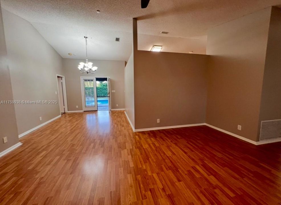 Недавно арендовано: $5,000 (4 спален, 2 ванн, 2215 Квадратных фут)