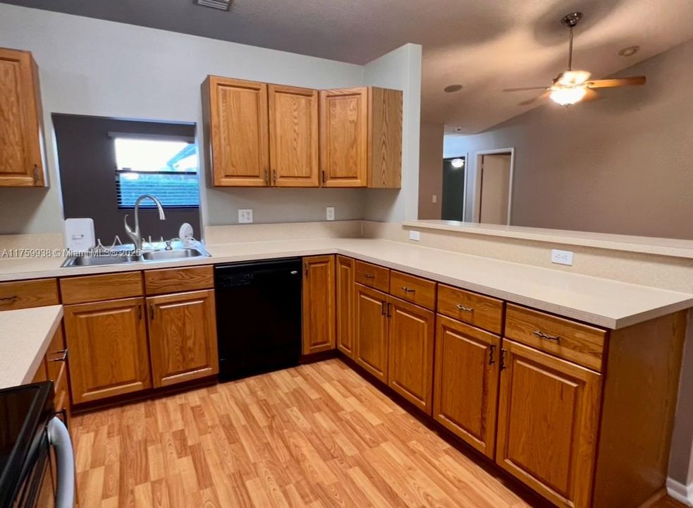 Недавно арендовано: $5,000 (4 спален, 2 ванн, 2215 Квадратных фут)