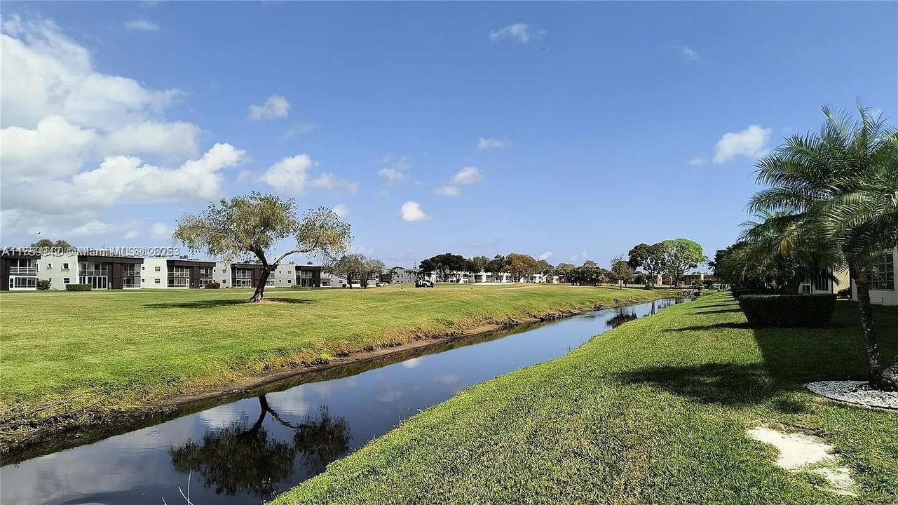 Active With Contract: $1,650 (2 beds, 2 baths, 907 Square Feet)