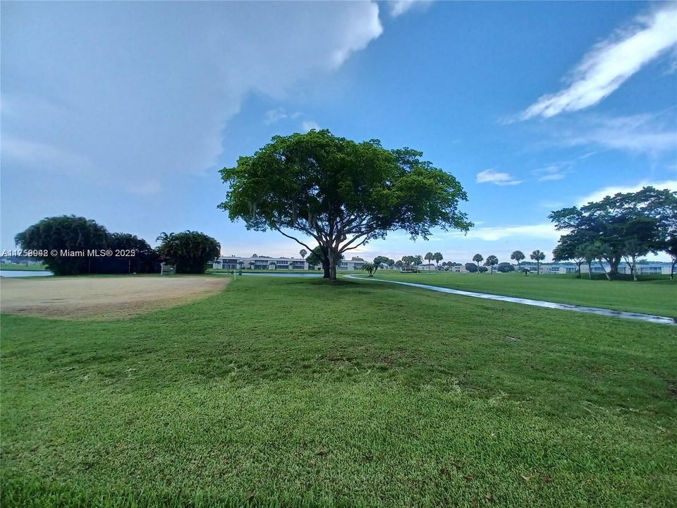 Active With Contract: $1,650 (2 beds, 2 baths, 907 Square Feet)