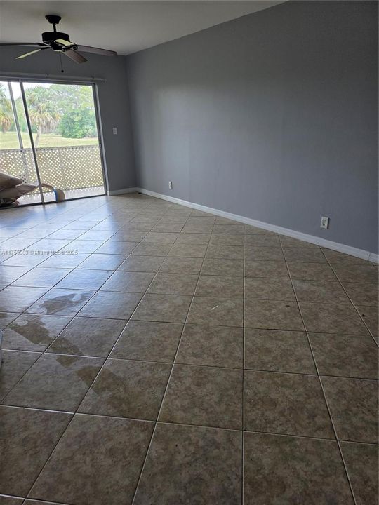 Под контрактом: $199,725 (2 спален, 2 ванн, 870 Квадратных фут)