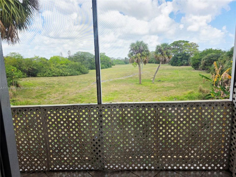 Под контрактом: $199,725 (2 спален, 2 ванн, 870 Квадратных фут)