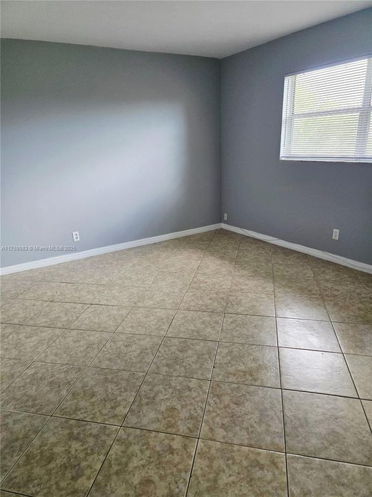 Под контрактом: $199,725 (2 спален, 2 ванн, 870 Квадратных фут)