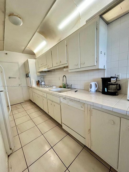 For Sale: $305,000 (0 beds, 1 baths, 565 Square Feet)