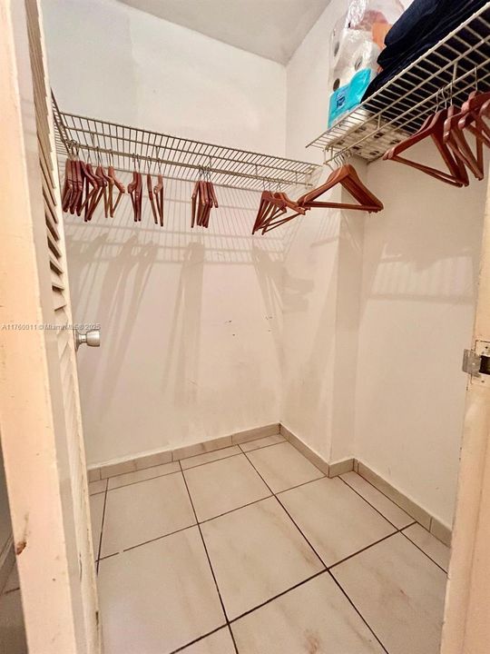 For Sale: $305,000 (0 beds, 1 baths, 565 Square Feet)