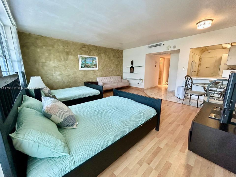 For Sale: $305,000 (0 beds, 1 baths, 565 Square Feet)