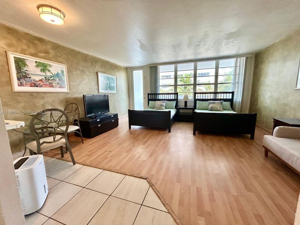 For Sale: $305,000 (0 beds, 1 baths, 565 Square Feet)