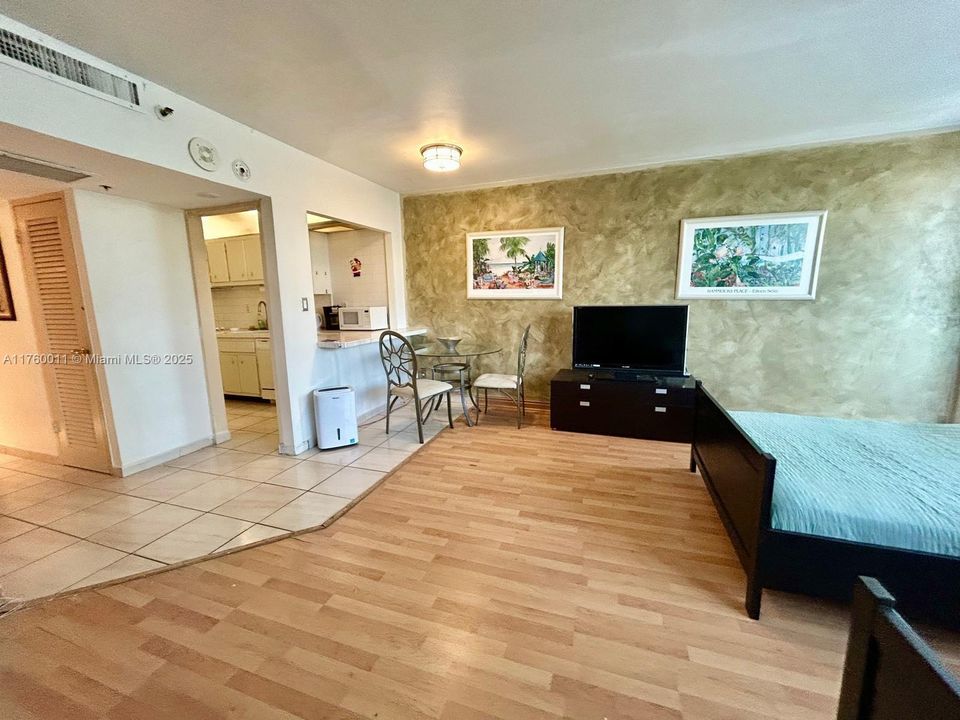 For Sale: $305,000 (0 beds, 1 baths, 565 Square Feet)