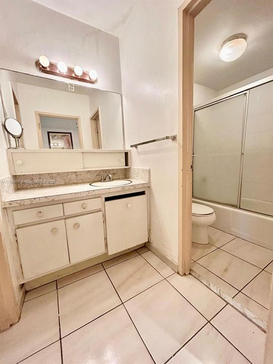 For Sale: $305,000 (0 beds, 1 baths, 565 Square Feet)