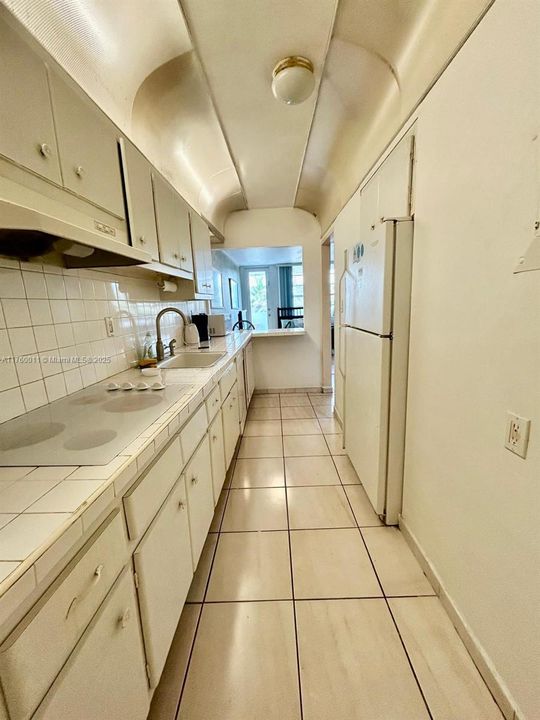 For Sale: $305,000 (0 beds, 1 baths, 565 Square Feet)