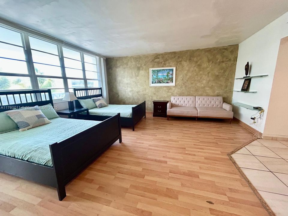 For Sale: $305,000 (0 beds, 1 baths, 565 Square Feet)