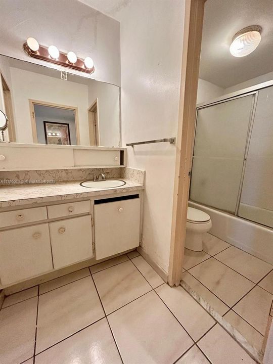 For Sale: $305,000 (0 beds, 1 baths, 565 Square Feet)