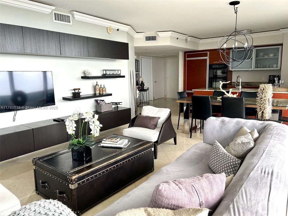 Active With Contract: $1,160,000 (2 beds, 2 baths, 1458 Square Feet)