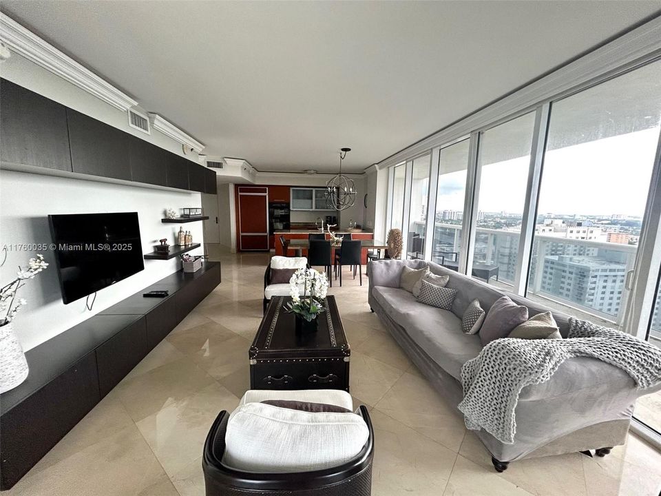 Active With Contract: $1,160,000 (2 beds, 2 baths, 1458 Square Feet)