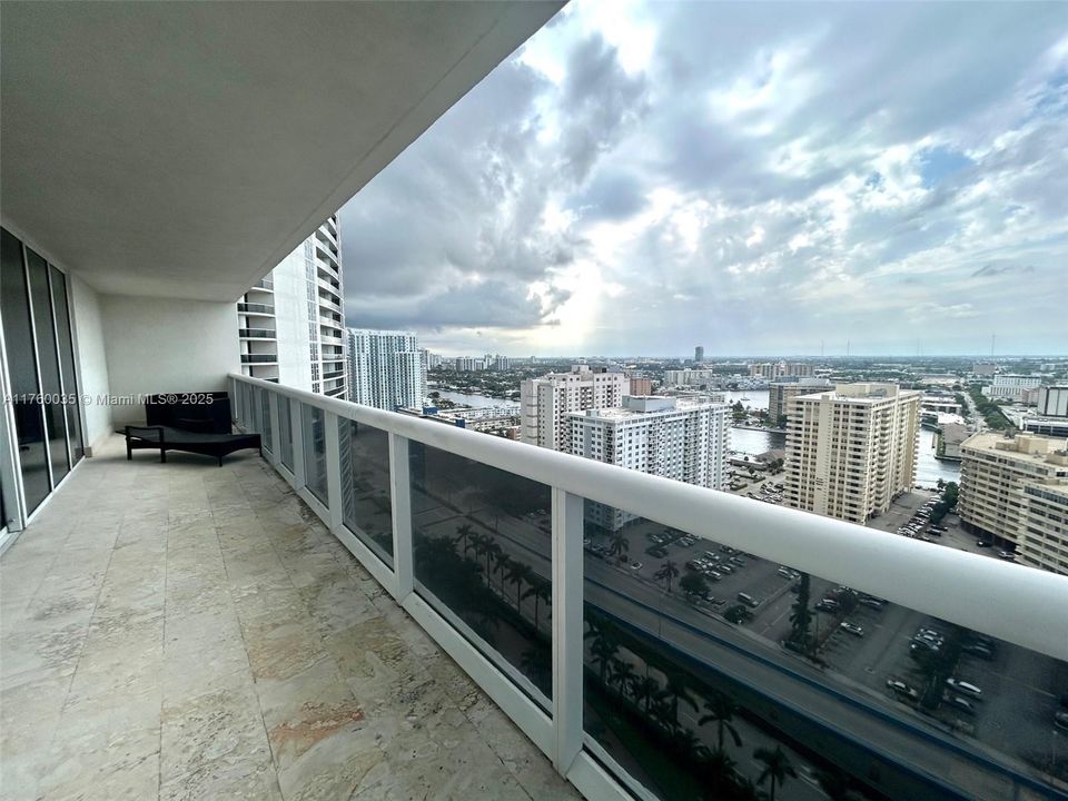 Active With Contract: $1,160,000 (2 beds, 2 baths, 1458 Square Feet)