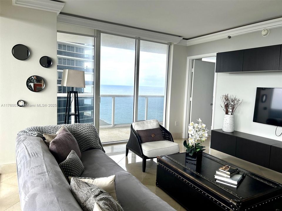 Active With Contract: $1,160,000 (2 beds, 2 baths, 1458 Square Feet)