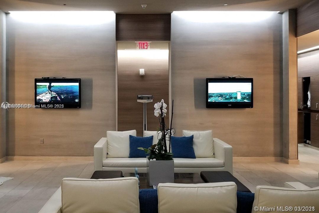 Active With Contract: $1,160,000 (2 beds, 2 baths, 1458 Square Feet)