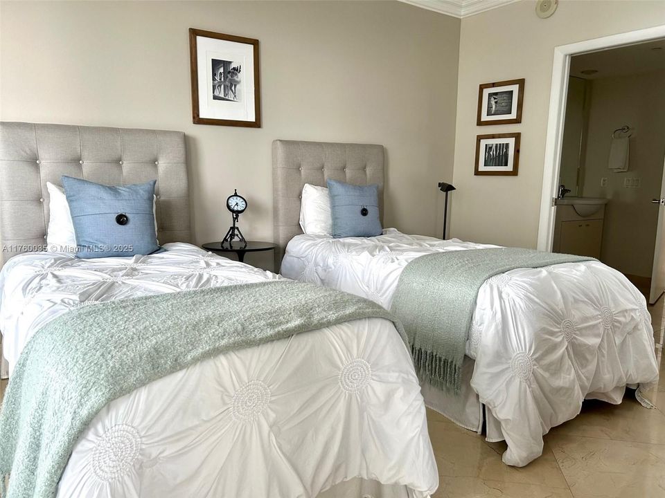 Active With Contract: $1,160,000 (2 beds, 2 baths, 1458 Square Feet)