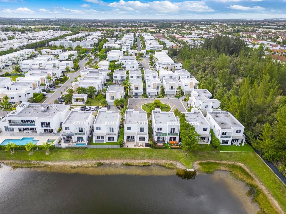 最近售出: $1,200,000 (4 贝兹, 3 浴室, 2782 平方英尺)