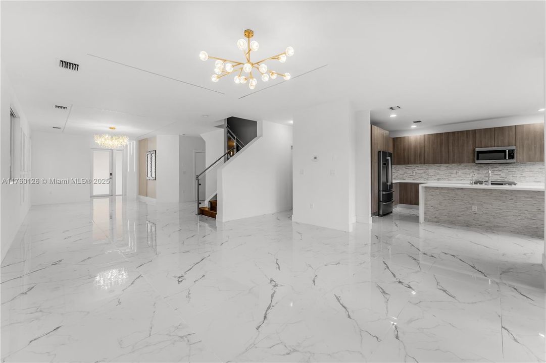 最近售出: $1,200,000 (4 贝兹, 3 浴室, 2782 平方英尺)