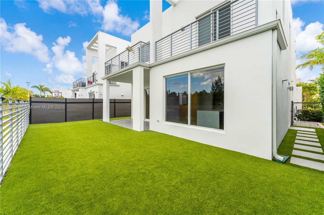 最近售出: $1,200,000 (4 贝兹, 3 浴室, 2782 平方英尺)