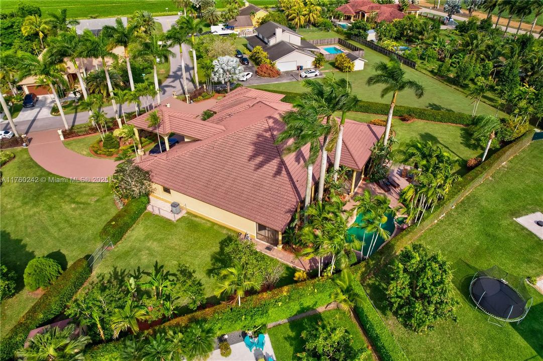 待售: $2,000,000 (4 贝兹, 5 浴室, 4226 平方英尺)