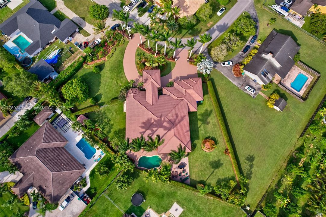 待售: $2,000,000 (4 贝兹, 5 浴室, 4226 平方英尺)