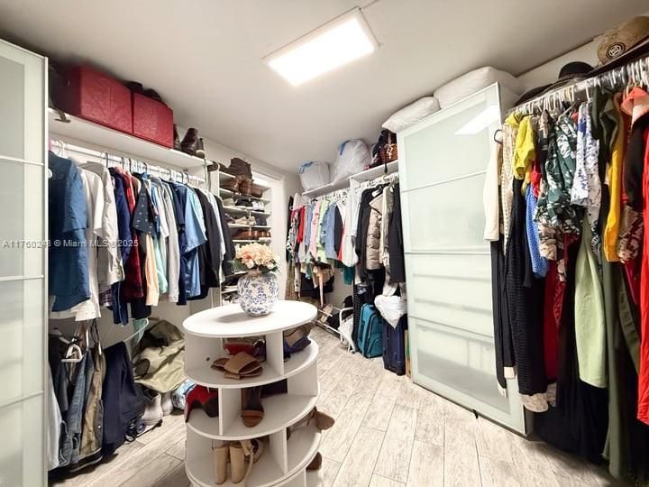 Recently Sold: $1,295,000 (3 beds, 2 baths, 1829 Square Feet)