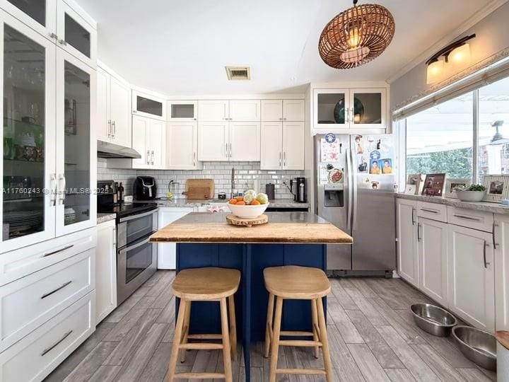Recently Sold: $1,295,000 (3 beds, 2 baths, 1829 Square Feet)