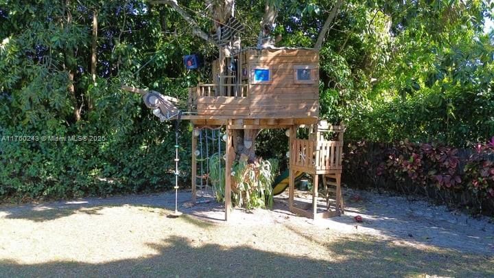 Recently Sold: $1,295,000 (3 beds, 2 baths, 1829 Square Feet)