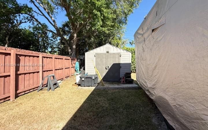 Recently Sold: $1,295,000 (3 beds, 2 baths, 1829 Square Feet)