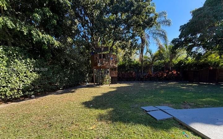 Recently Sold: $1,295,000 (3 beds, 2 baths, 1829 Square Feet)